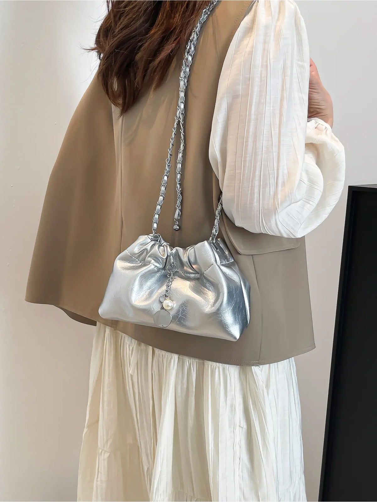 Street Atmosphere, Shiny Soft Leather Hand-Held Crossbody Bag, Natural Wrinkles without Rigidity, Adjustable Metal Chain, Rich Layers of Detail Hanging Decorations, Daily Commuting, Leisure Travel, Single Shoulder Storage Bag