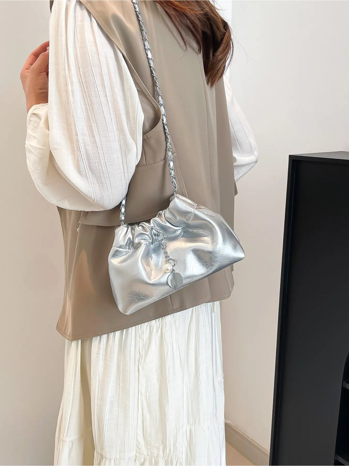 Street Atmosphere, Shiny Soft Leather Hand-Held Crossbody Bag, Natural Wrinkles without Rigidity, Adjustable Metal Chain, Rich Layers of Detail Hanging Decorations, Daily Commuting, Leisure Travel, Single Shoulder Storage Bag