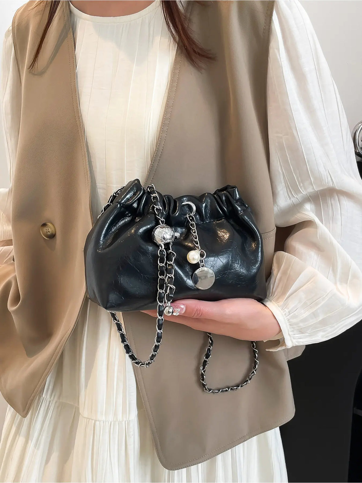 Street Atmosphere, Shiny Soft Leather Hand-Held Crossbody Bag, Natural Wrinkles without Rigidity, Adjustable Metal Chain, Rich Layers of Detail Hanging Decorations, Daily Commuting, Leisure Travel, Single Shoulder Storage Bag