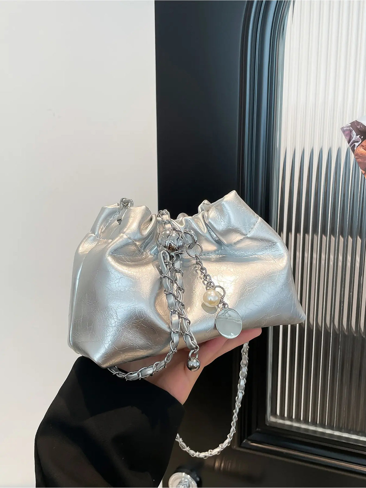 Street Atmosphere, Shiny Soft Leather Hand-Held Crossbody Bag, Natural Wrinkles without Rigidity, Adjustable Metal Chain, Rich Layers of Detail Hanging Decorations, Daily Commuting, Leisure Travel, Single Shoulder Storage Bag