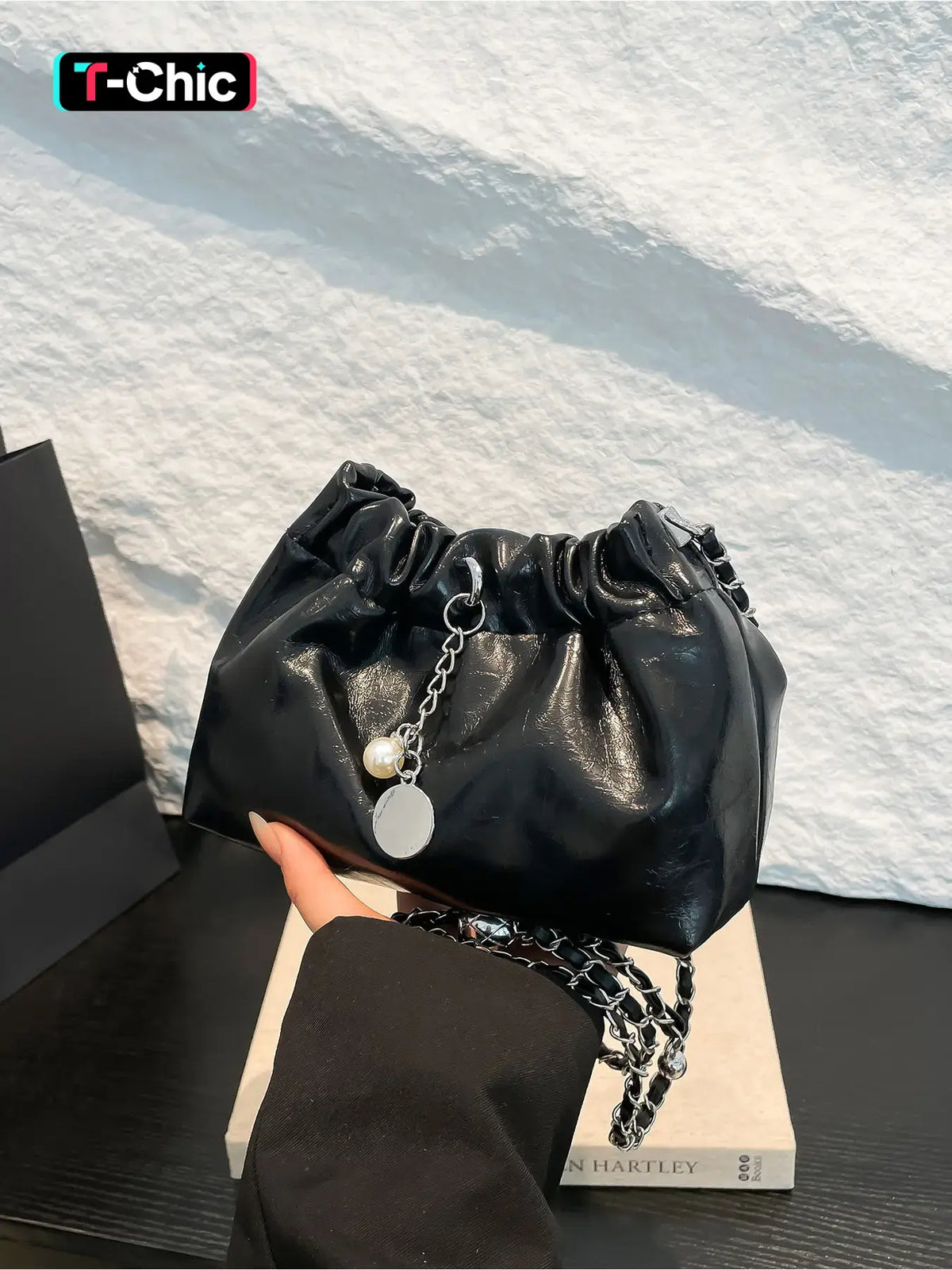 Street Atmosphere, Shiny Soft Leather Hand-Held Crossbody Bag, Natural Wrinkles without Rigidity, Adjustable Metal Chain, Rich Layers of Detail Hanging Decorations, Daily Commuting, Leisure Travel, Single Shoulder Storage Bag