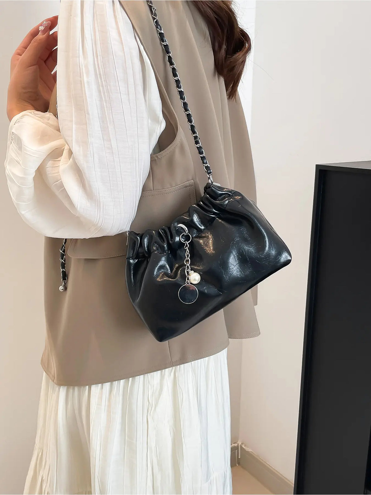 Street Atmosphere, Shiny Soft Leather Hand-Held Crossbody Bag, Natural Wrinkles without Rigidity, Adjustable Metal Chain, Rich Layers of Detail Hanging Decorations, Daily Commuting, Leisure Travel, Single Shoulder Storage Bag